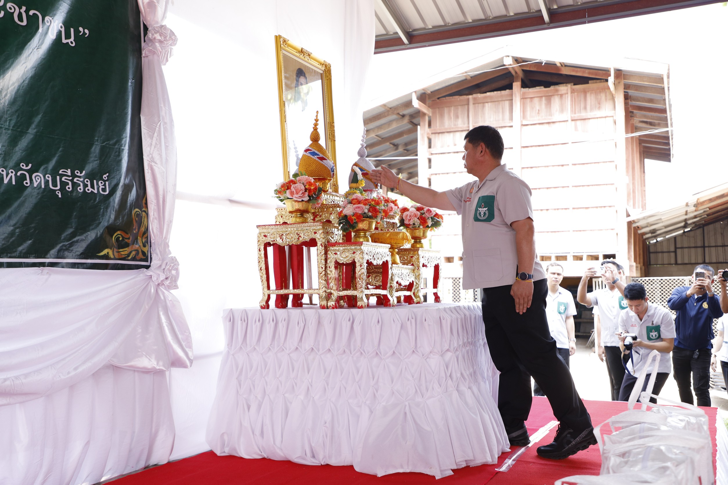 title - วันที่ 22 เมษายน 2569 นายประเสริฐ กาญจนเกียรติกุล ปฏิรูปที่ดินจังหวัดบุรีรัมย์ มอบหมายให้นางนวลละออง ชูมาตย์ ผู้อำนวยการกลุ่มยุทธศาสตร์และการปฏิรูปที่ดิน พร้อมเจ้าหน้าที่ ส.ป.ก.บุรีรัมย์ ร่วมงานหน่วยแพทย์เคลื่อนที่ (พอ.สว.) และโครงการ 